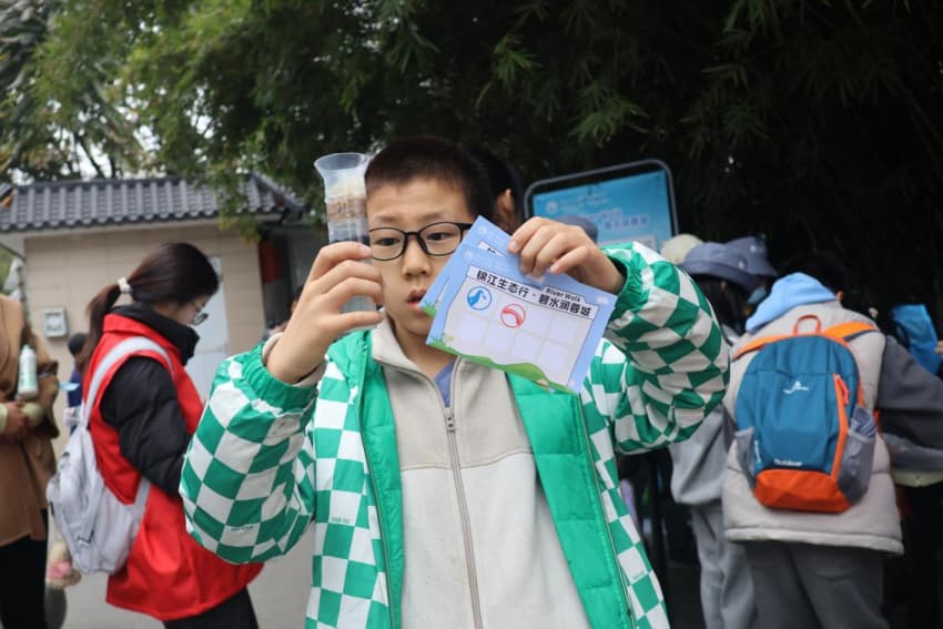 市民们踊跃参与游戏环节，在趣味互动中让爱河、护河意识根植于心。毛雪摄