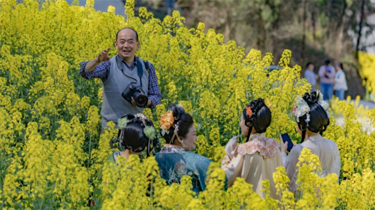 摄协会员指导游客取景。利州区摄协供图