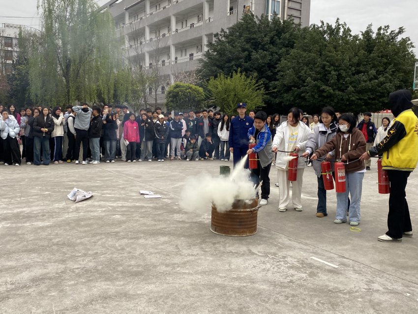 青神县中等职业学校学生使用灭火器进行灭火。陈文旭摄