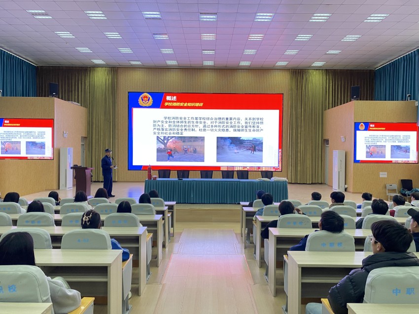 消防宣传员为青神县中等职业学校学生讲解消防知识。陈文旭摄