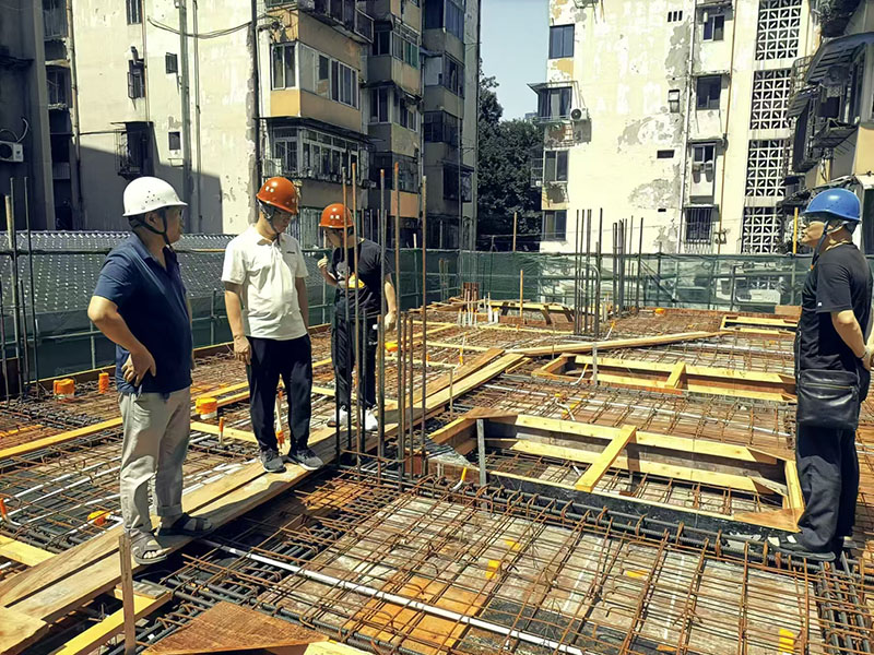原址重建房施工现场。祠堂街社区供图