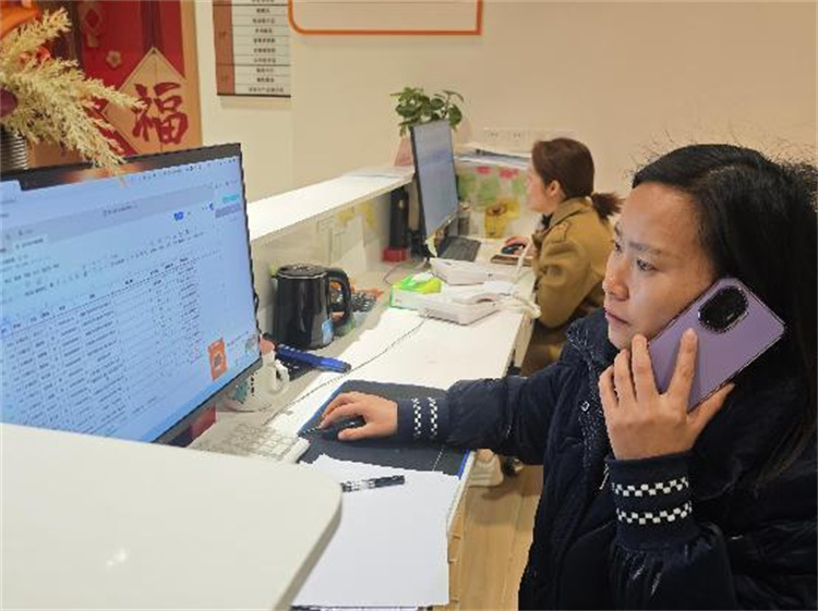 居家养老服务工作人员接受老人的预约。青羊区融媒体中心供图