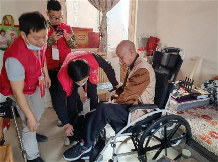 居家养老服务工作人员上门为老人服务。青羊区融媒体中心供图