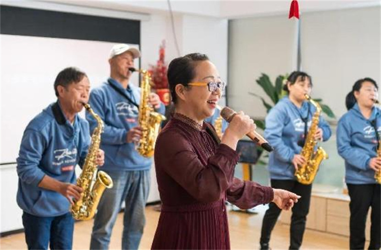 老人在活动中心开展文艺活动。青羊区融媒体中心供图