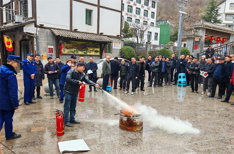 灭火器使用训练。张敏供图