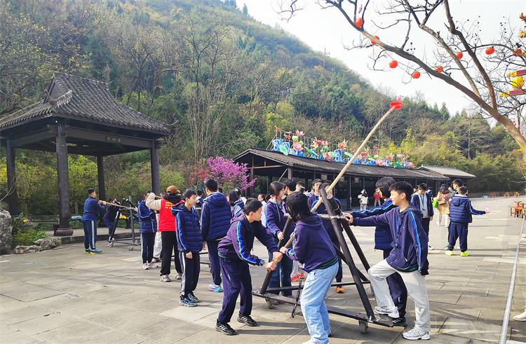 体验投石机。张敏供图