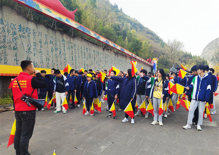学习旗语。张敏供图