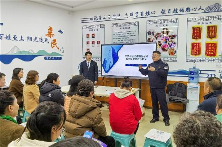 警官现场讲法。青羊公安供图