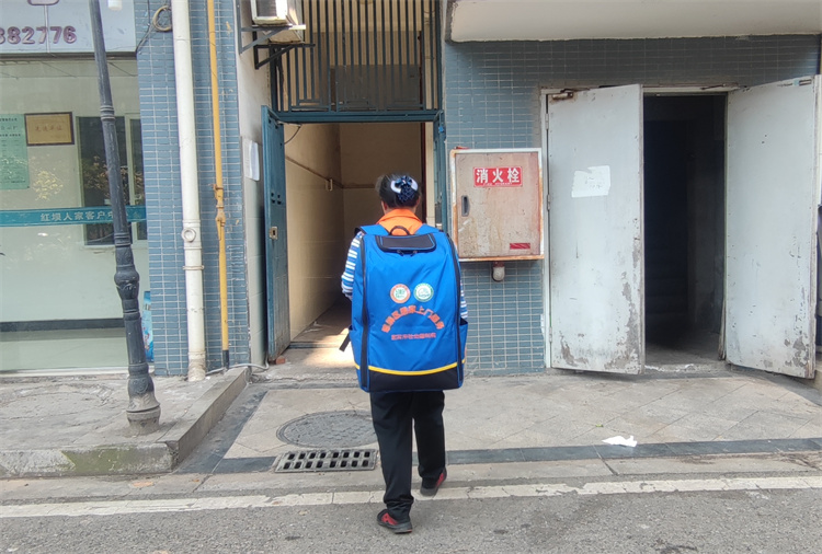 居家养老照护师走进服务对象家中。翠屏区融媒体中心供图