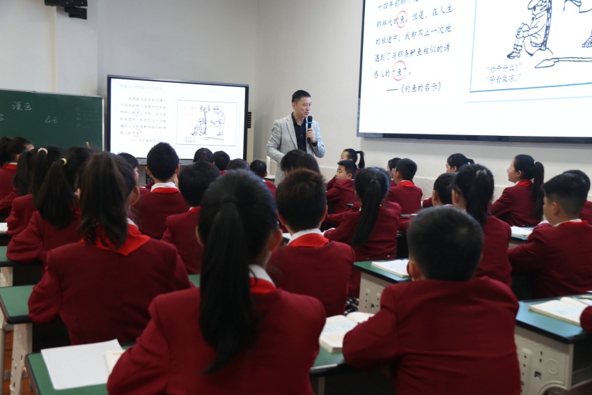 宁波市奉化区凤鸣未来学校郭昶书记同课异构《漫画的启示》刘庆老师正在执教《漫画的启示》。宣汉县委宣传部供图