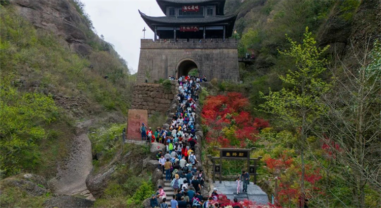 剑门关关楼前游人如织。剑阁县委宣传部供图