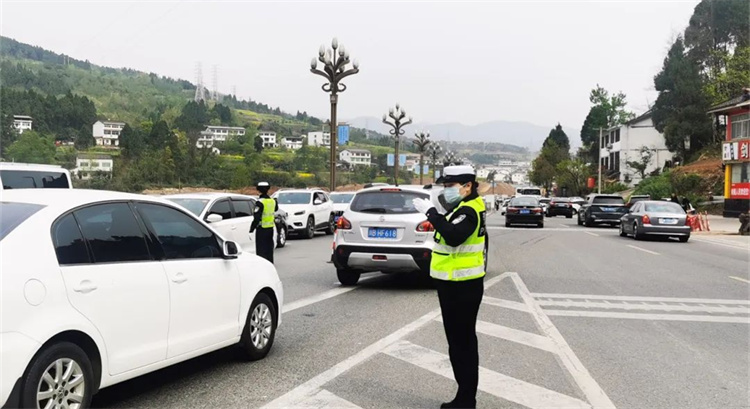 交警引导往来车辆。剑阁县委宣传部供图