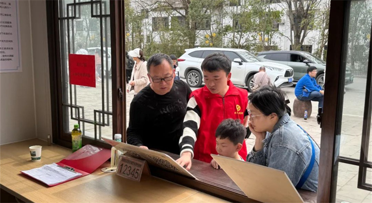 志愿者为游客提供帮助。剑阁县委宣传部供图