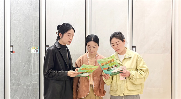 商家向市民介绍厨卫产品的补贴政策。绵竹市融媒体中心供图