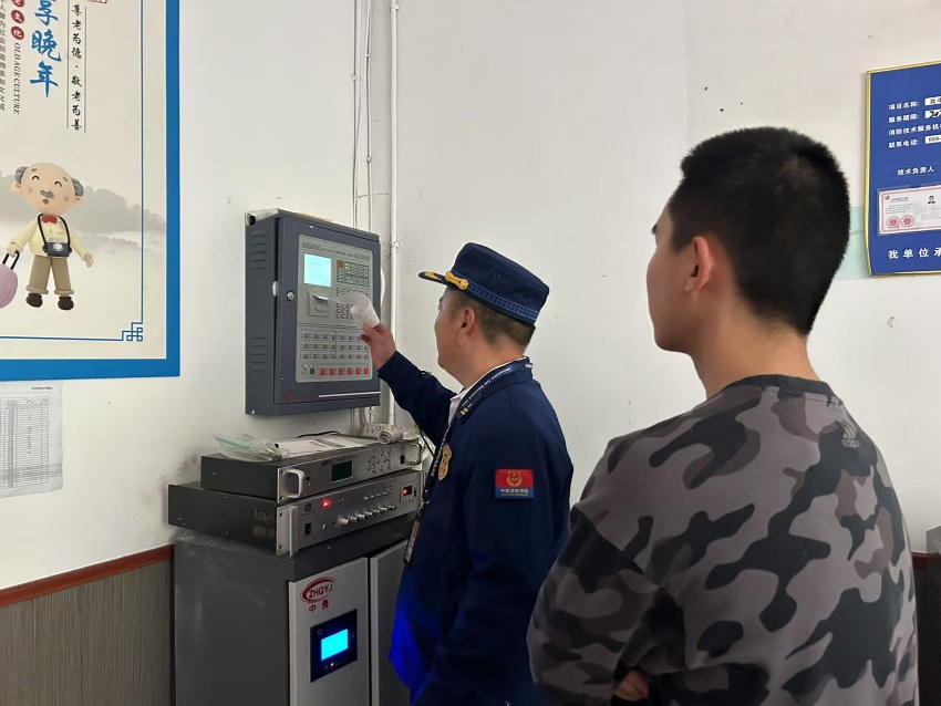 正在检查消防设备。眉山天府新区消防救援大队供图