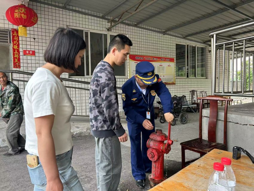 正在检查消防设施器材。眉山天府新区消防救援大队供图
