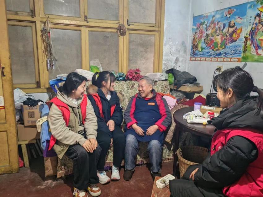 社区志愿者为独居老人提供免费义诊、上门理发等多项服务。主办方供图