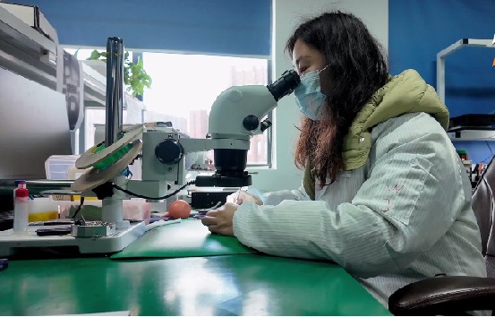 工作人員正在做電子原件測試。青羊區融媒體中心供圖