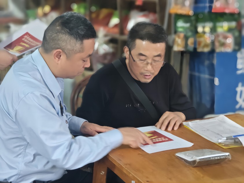 普法志愿者进店宣讲。刘英夫供图