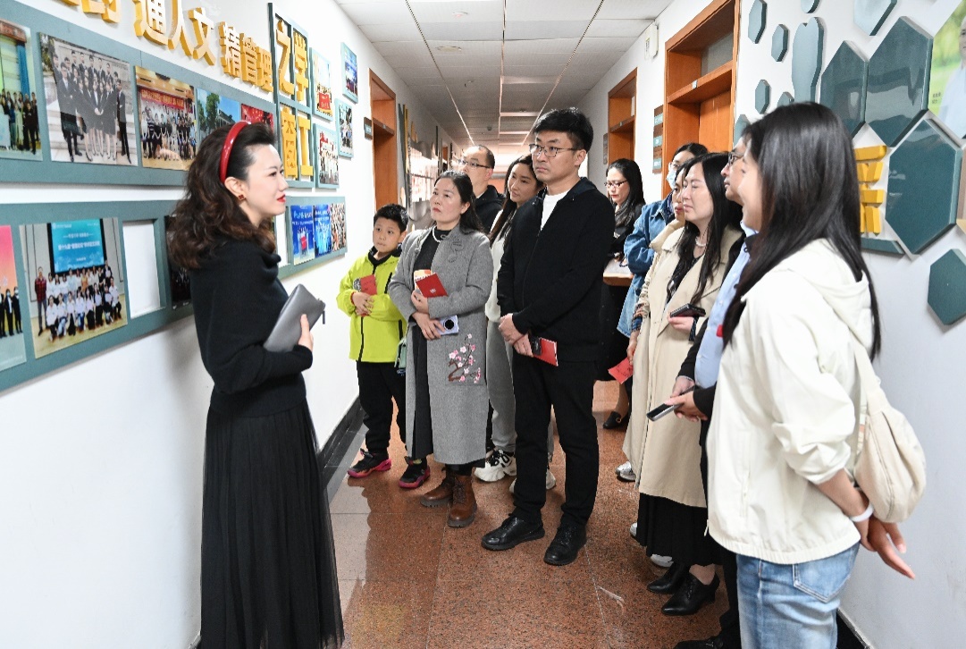 参观学习。成都中医药大学管理学院供图