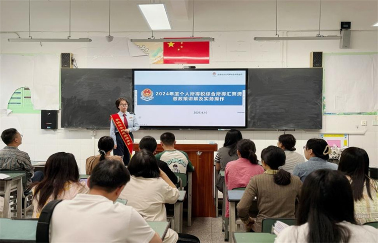 税务干部走进攀枝花学院推出精准服务。攀枝花市税务局供图