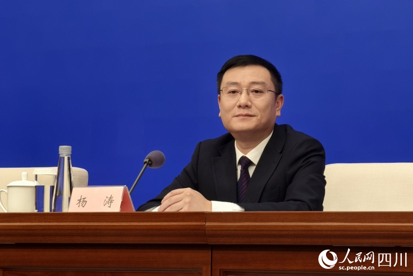 青白江区发展和改革局局长杨涛。人民网 赵祖乐摄