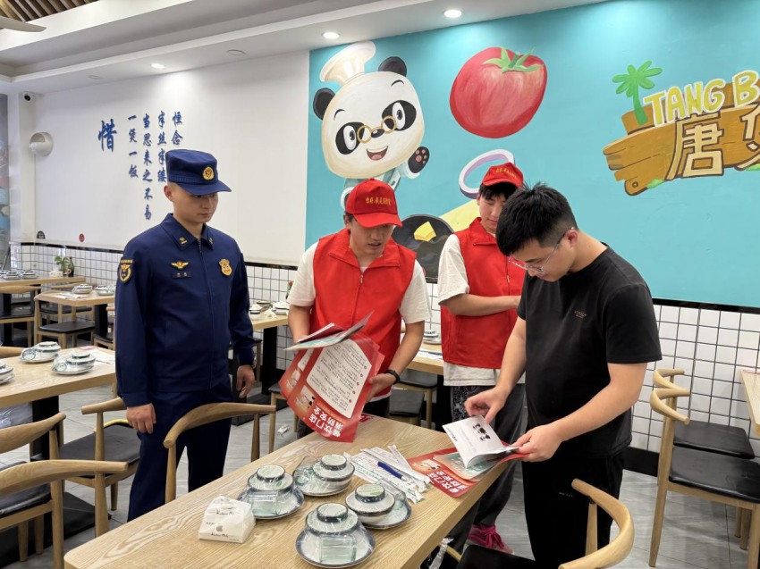 志願者正在餐廳進行消防知識宣傳。德陽市消防救援支隊供圖