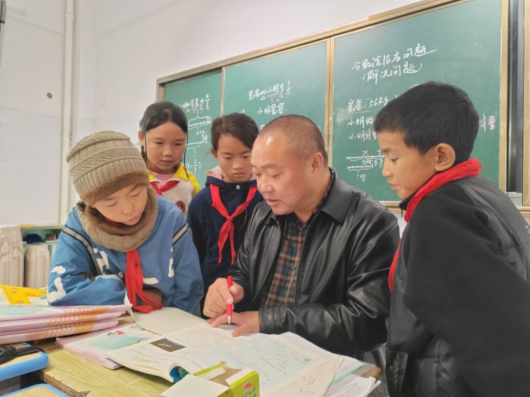 幫扶教師給學生講解知識難點。陳喬供圖
