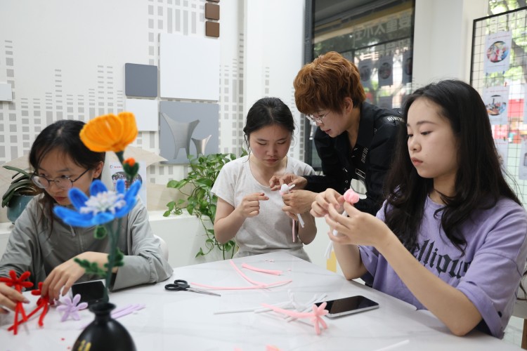 宜邻课堂上，同学们兴致勃勃学习手工。翠屏区融媒体中心供图