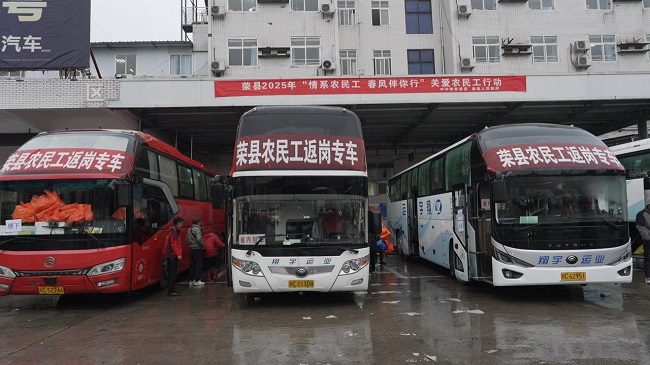 农民工返岗专车。陈悦供图