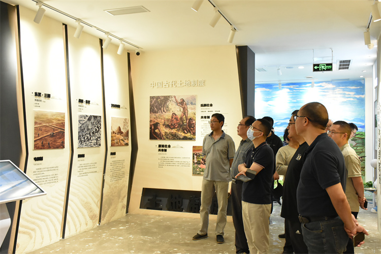嘉宾了解金鱼镇农业发展情况。孔继红供图