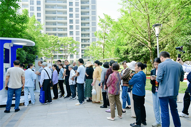 社区居民排队等待体验沉浸式胶囊诊所智慧医疗。四川省第四人民医院供图