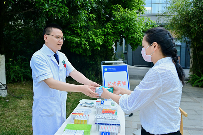 现场免费分发义诊药物。四川省第四人民医院供图