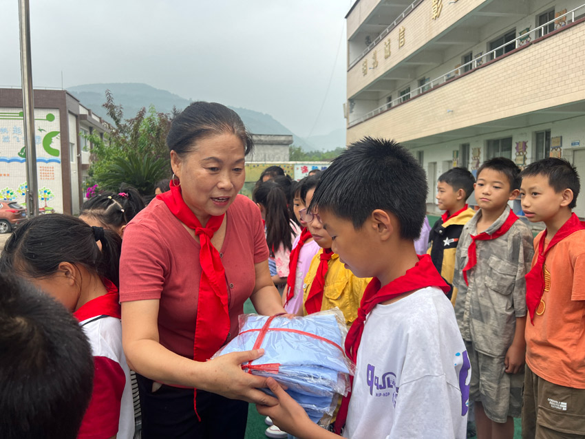 刘春香为乡村留守儿童送去崭新校服。中江县委宣传部供图