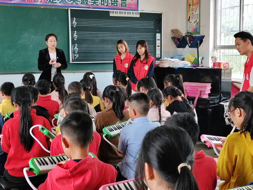 送艺术进乡村学校。中江县委宣传部供图