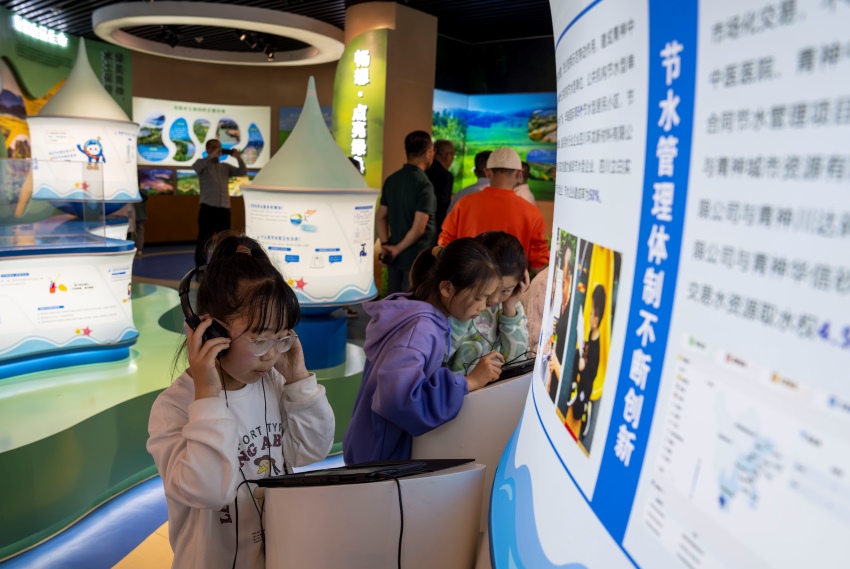 青少年在青神县国家水土保持科技示范园内参加科普活动 。古良驹摄