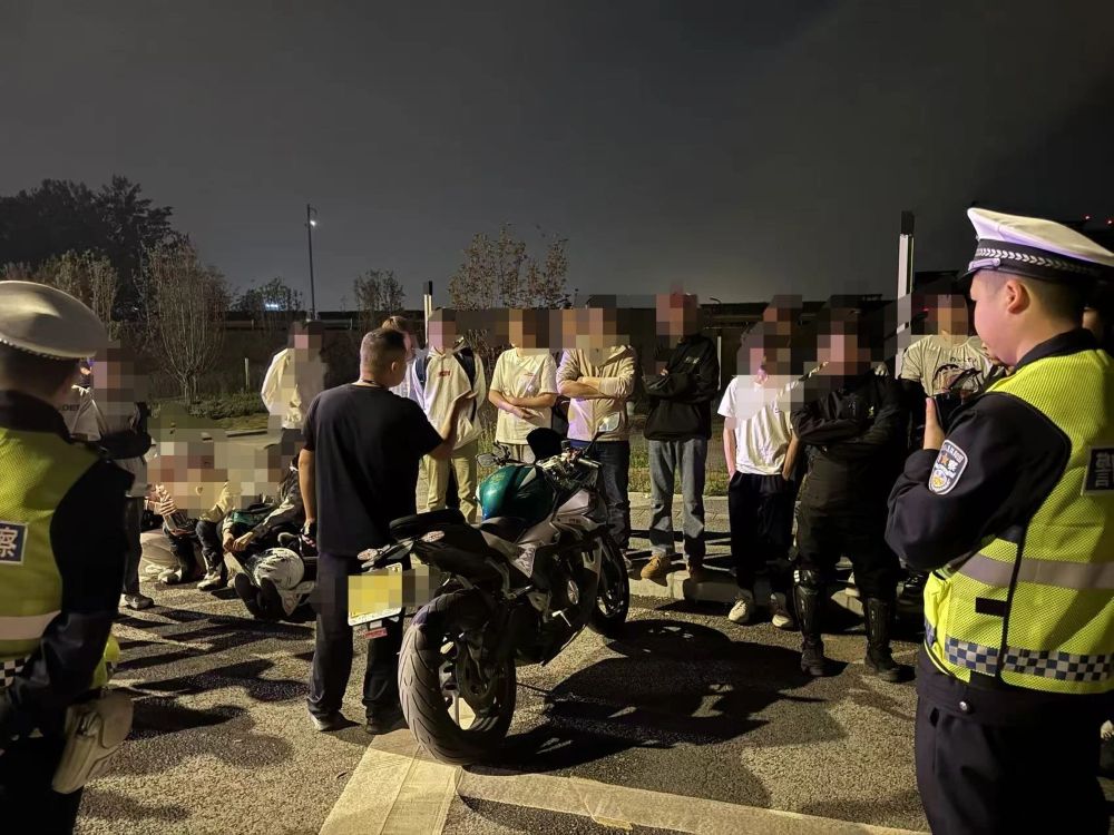 对“飙车炸街”人员进行批评教育。郫都交警供图