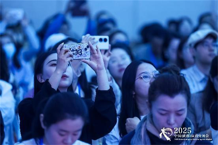 参会代表用手机记录精彩内容。主办方供图