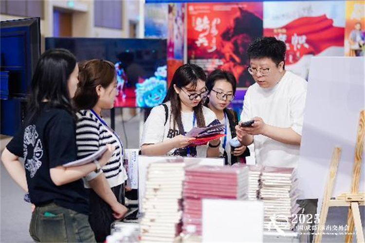 参展企业向客商介绍自己的产品。主办方供图