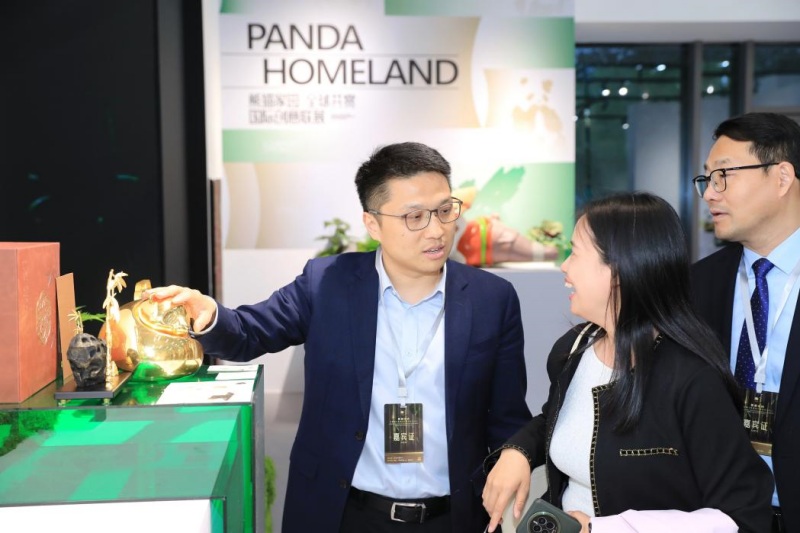 工行成都分行相关负责人向嘉宾介绍以大熊猫为主题的特色文创金融产品。工行成都分行供图
