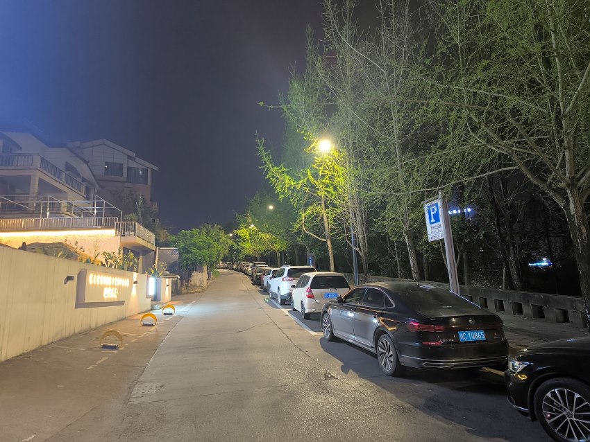 亮燈后的自貢濱湖路夜景。李仕龍供圖