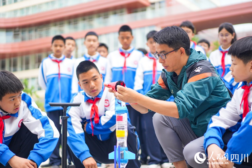 老师组装水火箭。赵祖乐摄