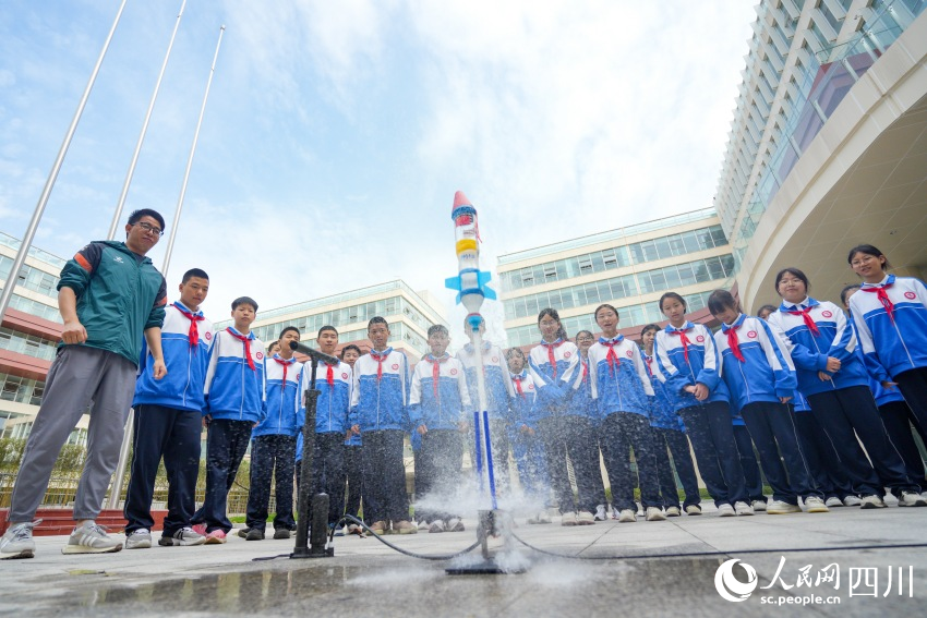 师生体验水火箭发射。赵祖乐摄