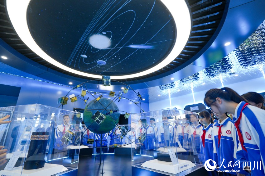 学生参观航天科技展品。翁光建摄