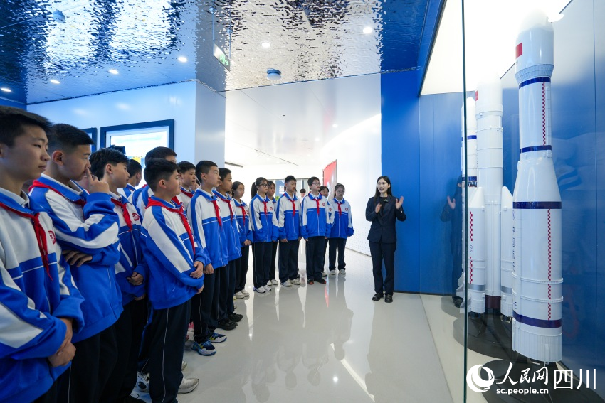 学生参观火箭模型。翁光建摄