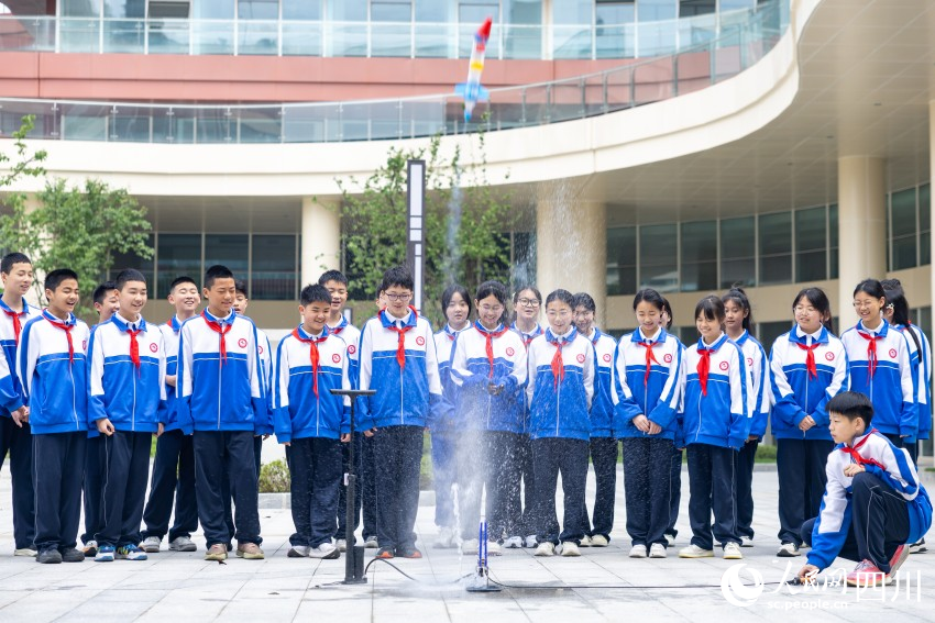 学生发射水火箭。赵祖乐摄