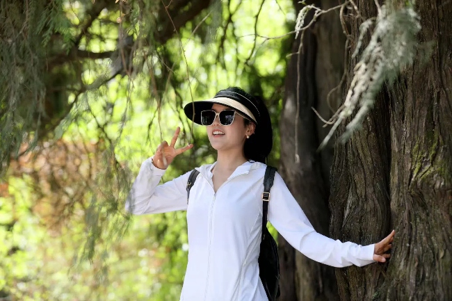 活动嘉宾与古树合影留念。广元市委宣传部供图