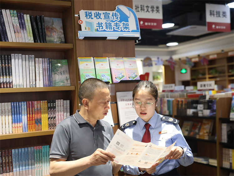 税务干部为市民宣讲政策。达州市税务局供图