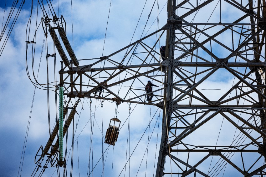 2025年4月22日，國網四川送變電公司正在進行500千伏金普一、二線104號∼105號鐵塔之間舊導線拆除施工。曹頎攝