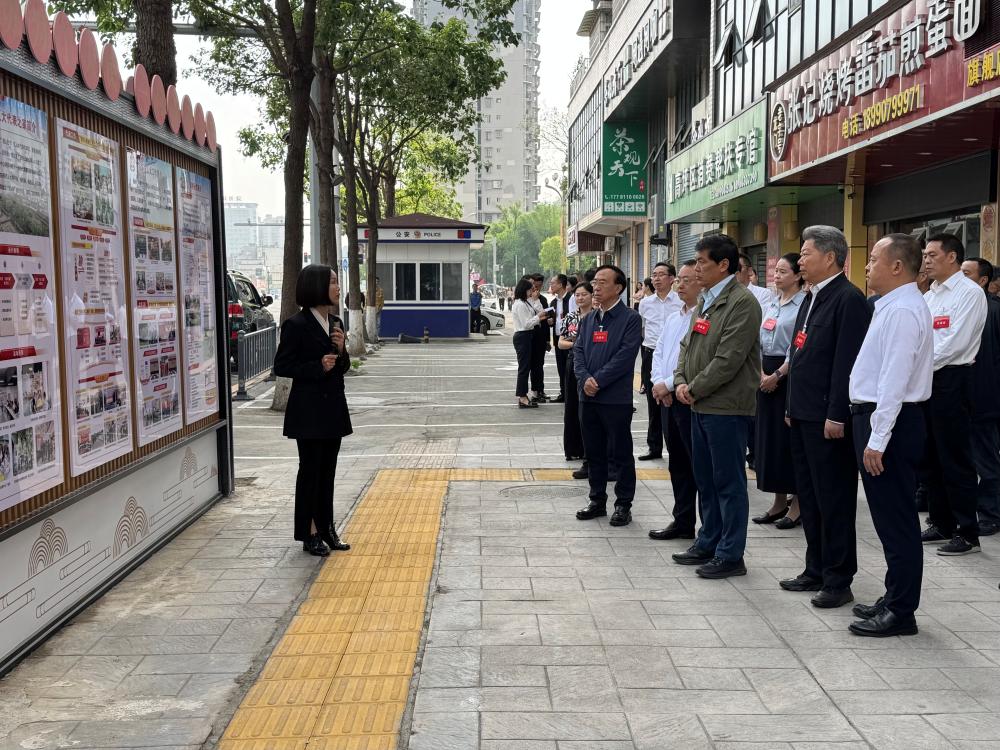 调研组前往白塔街代表之家调研。崔熙滟摄